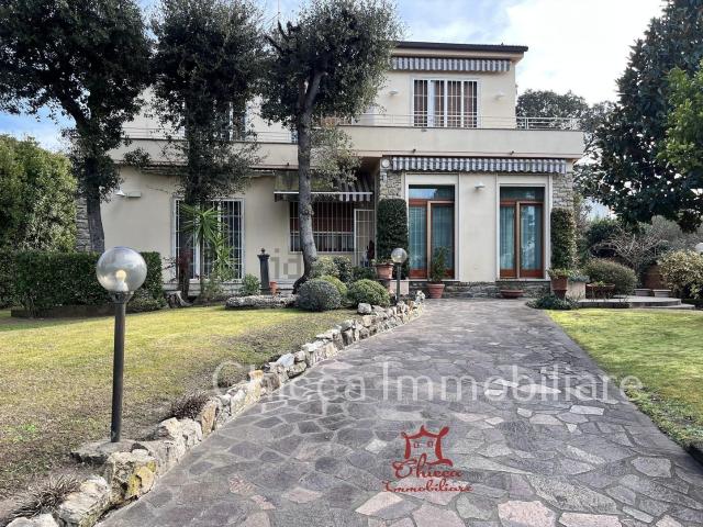 Case e ville in vendita di 250 m² in Via delle Agavi