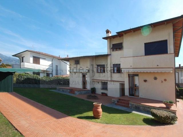 Case e ville in vendita di 250 m² in Via delle Erbe