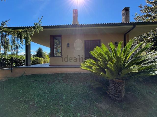 Case e ville in vendita di 250 m² in Via delle Magnolie, 6