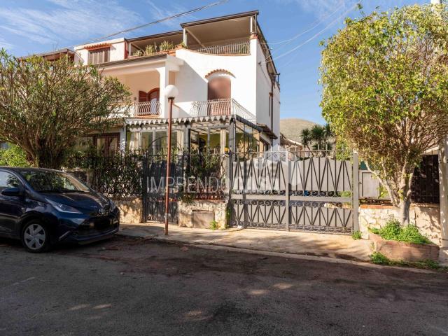 Case e ville in vendita di 250 m² in Via delle Nereidi