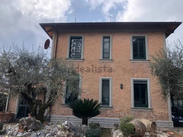 Case e ville in vendita di 250 m² in Via delle Taverne
