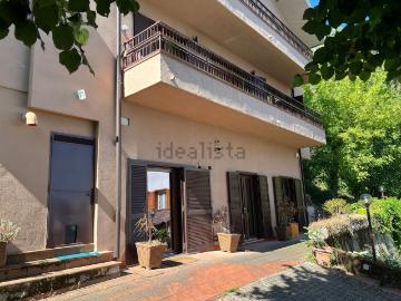 Case e ville in vendita di 250 m² in Via Enrico Fermi, 24