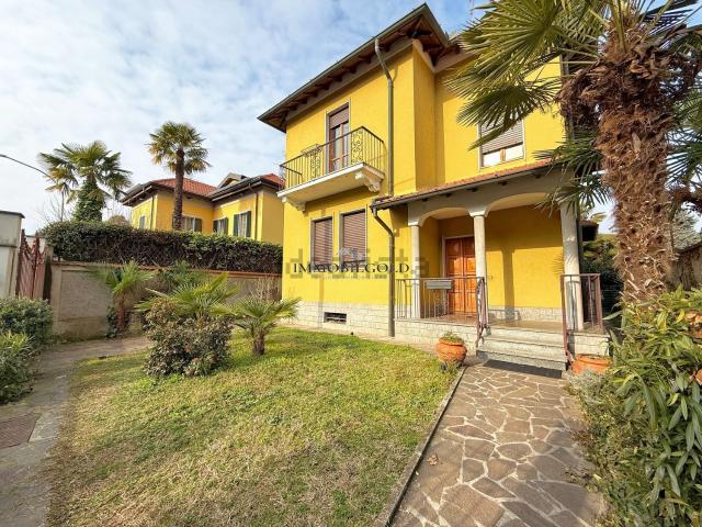 Case e ville in vendita di 250 m² in Via Edmondo de Amicis