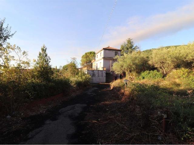 Case e ville in vendita di 250 m² in Via Eusebio Longo, 77