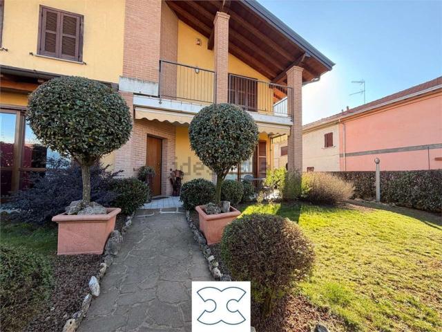 Case e ville in vendita di 250 m² in Via F. Corridoni, 7