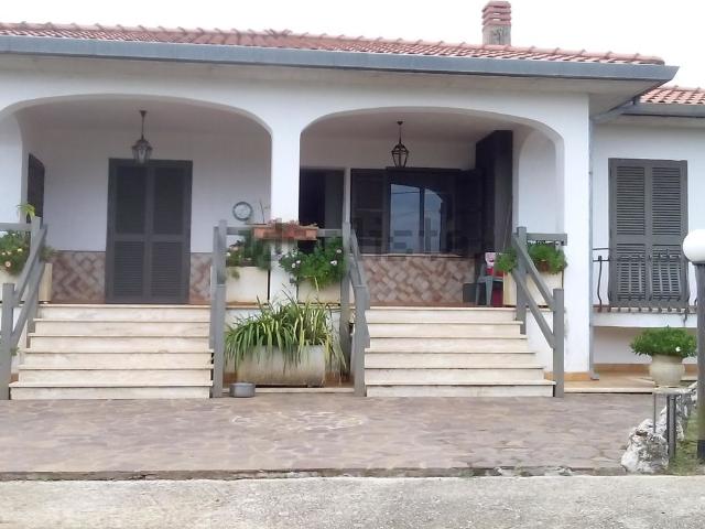 Case e ville in vendita di 250 m² in Via Fontana Parata, 96