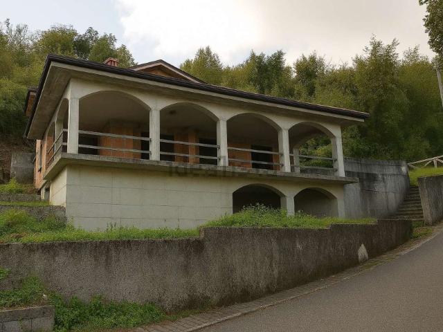Case e ville in vendita di 250 m² in Via Fontia