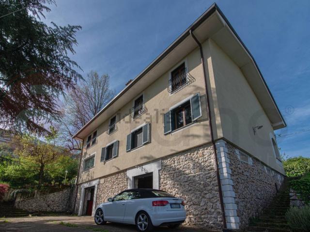 Case e ville in vendita di 250 m² in Via Forma, 37