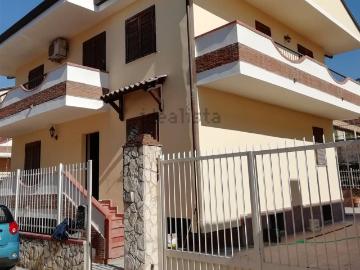 Case e ville in vendita di 250 m² in Via Fanelli
