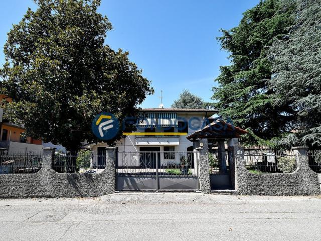 Case e ville in vendita di 250 m² in Via Fanfulla, 2
