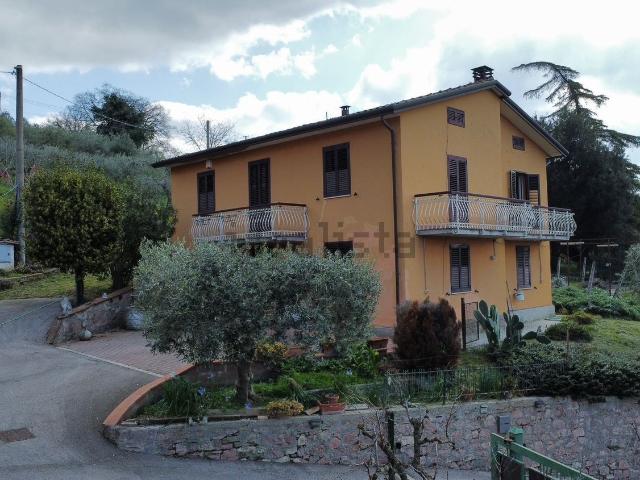 Case e ville in vendita di 250 m² in Via Festa della Mamma, 1