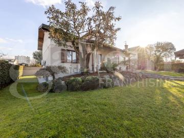 Case e ville in vendita di 250 m² in Via Friuli, 9