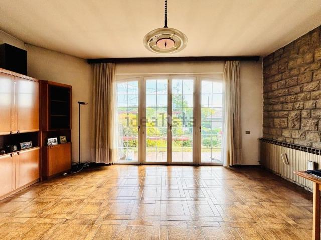 Case e ville in vendita di 250 m² in Via II Giugno, 4