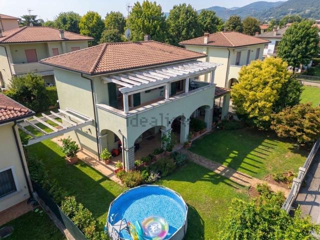 Case e ville in vendita di 250 m² in Via John Fitzgerald Kennedy