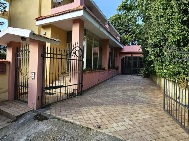 Case e ville in vendita di 250 m² in Via Onofrio Colace, 25