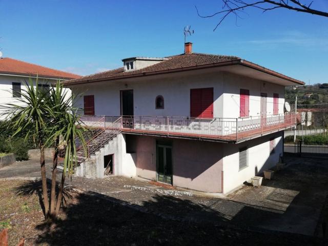 Case e ville in vendita di 250 m² in Via Ognissanti, 87