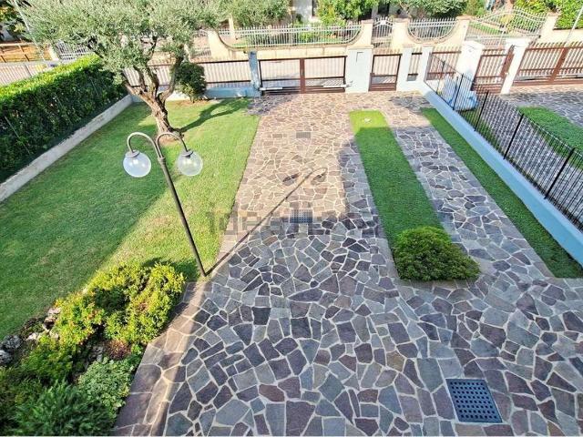 Case e ville in vendita di 250 m² in Via Lovato de&apos  Lovati, 9