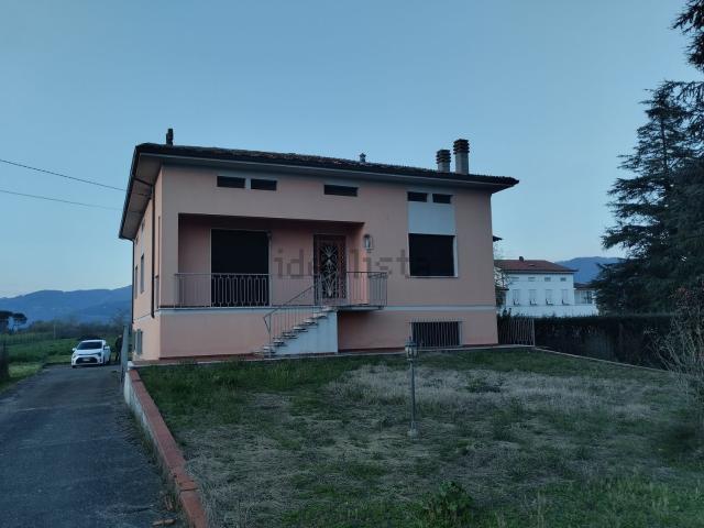 Case e ville in vendita di 250 m² in Via Lombarda Lammari
