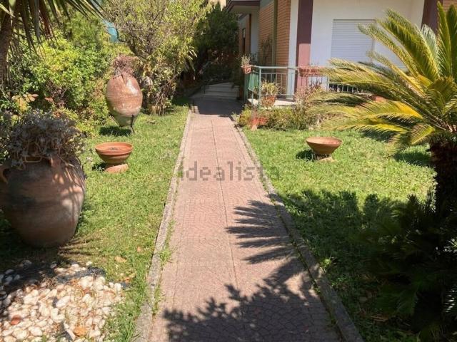 Case e ville in vendita di 250 m² in Via Lazio