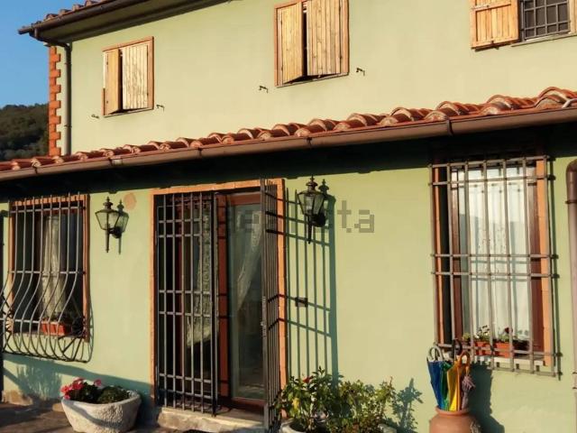 Case e ville in vendita di 250 m² in Via La Lastruccia