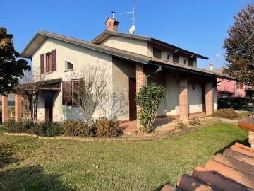 Case e ville in vendita di 250 m² in Via Lago Gerundo