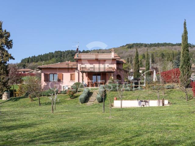 Case e ville in vendita di 250 m² in Via Lago Maggiore