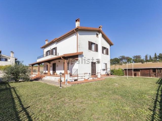 Case e ville in vendita di 250 m² in Via Laglio