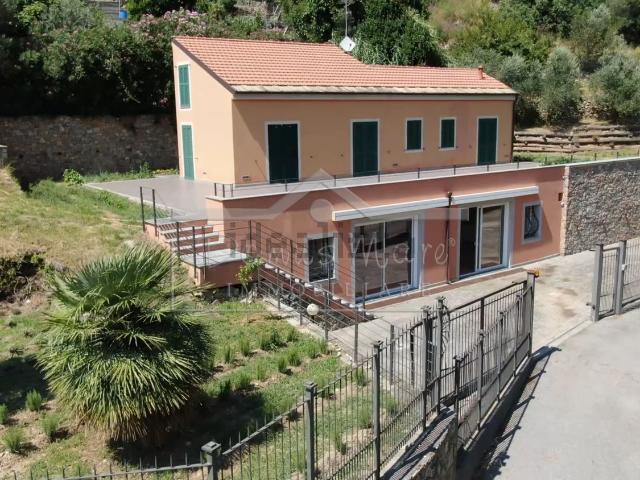 Case e ville in vendita di 250 m² in Via Laiolo, 50