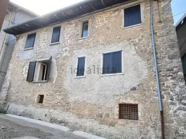 Case e ville in vendita di 250 m² in Via Lallio