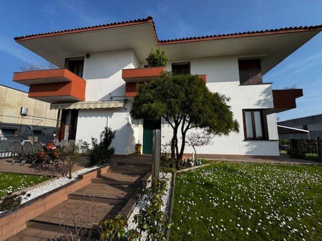 Case e ville in vendita di 250 m² in Via Lario