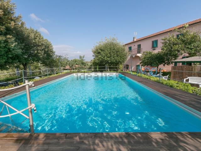 Case e ville in vendita di 250 m² in Via Leonardo Da Vinci, 11
