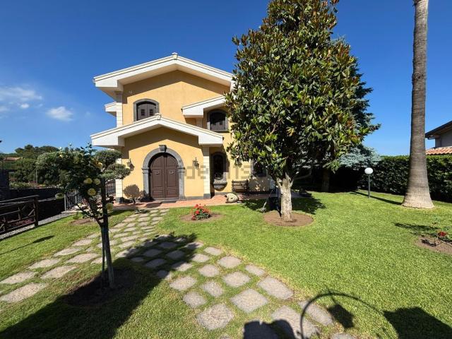 Case e ville in vendita di 250 m² in Via Leonardo Sciascia
