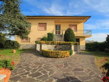 Case e ville in vendita di 250 m² in Via Livornese, 50053