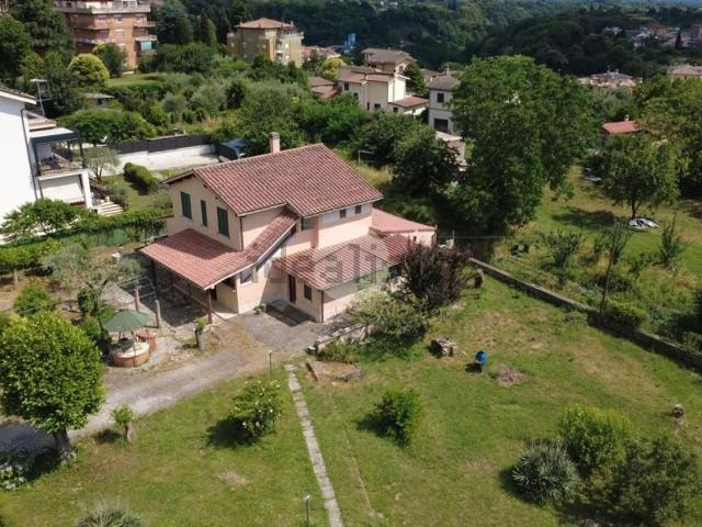 Case e ville in vendita di 250 m² in Via Lucio Stazio, 10