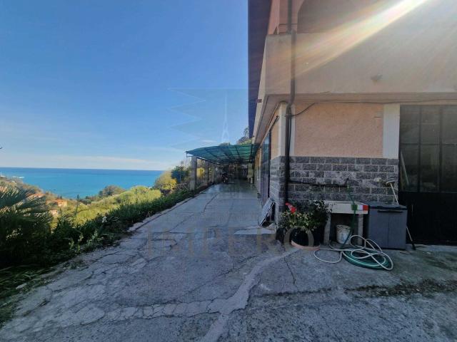 Case e ville in vendita di 250 m² in Via M.Buonarroti, 27