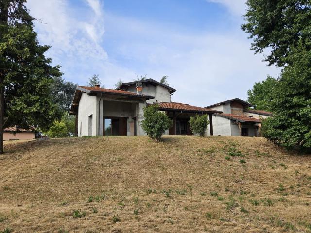 Case e ville in vendita di 250 m² in Via Moncornò, 48