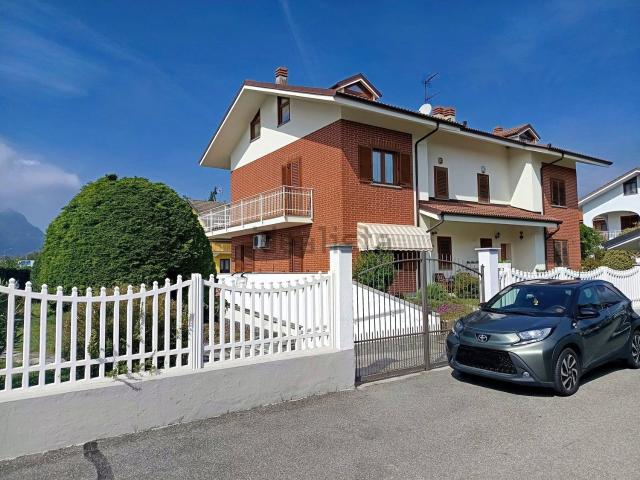 Case e ville in vendita di 250 m² in Via Moncenisio, 156