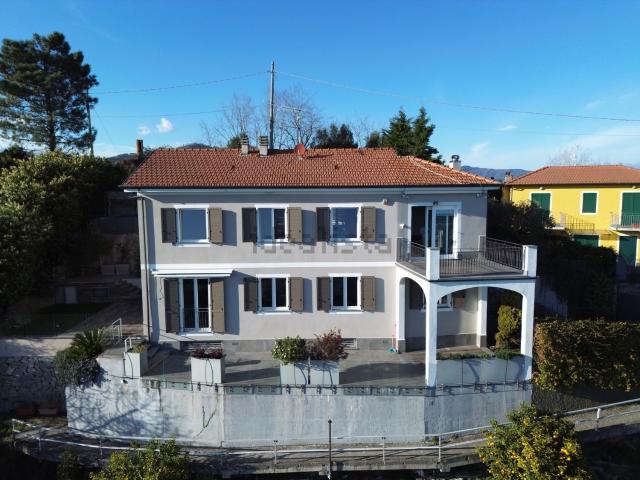 Case e ville in vendita di 250 m² in Via Montalbano