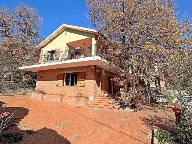 Case e ville in vendita di 250 m² in Via Monte Po