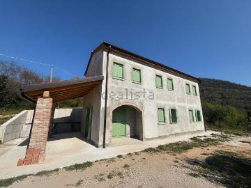 Case e ville in vendita di 250 m² in Via Monte Piccolo