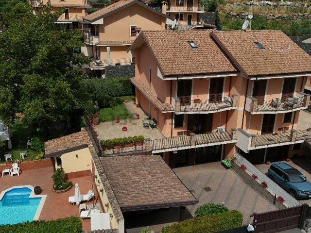 Case e ville in vendita di 250 m² in Via Madonna dell&apos Indirizzo, 62
