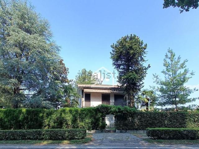 Case e ville in vendita di 250 m² in Via Milano, 255