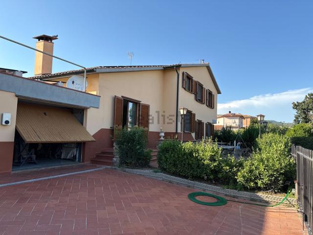 Case e ville in vendita di 250 m² in Via N. Nanetti, 19