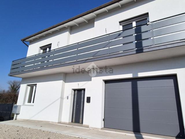 Villetta bifamiliare in vendita di 250 m² in Via Noventana, 183