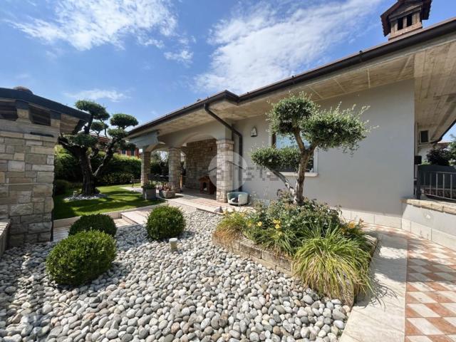 Case e ville in vendita di 250 m² in Via S. Bonomelli, 90