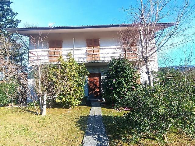 Case e ville in vendita di 250 m² in Via Salicello, 11