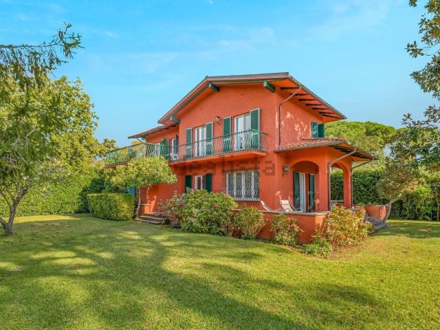 Case e ville in vendita di 250 m² in Via Sant&apos Elme