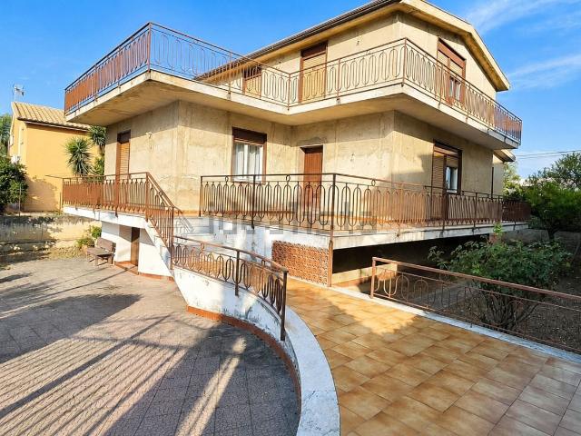 Case e ville in vendita di 250 m² in Via Santo Carlino