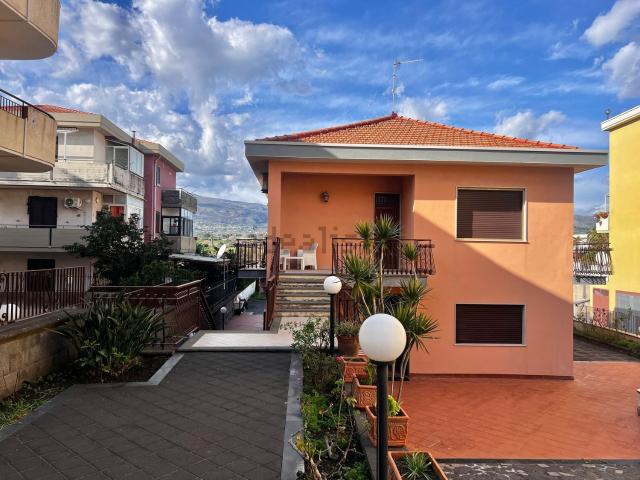 Case e ville in vendita di 250 m² in Via spiaggia, 11