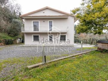 Case e ville in vendita di 250 m² in Via Pozzo